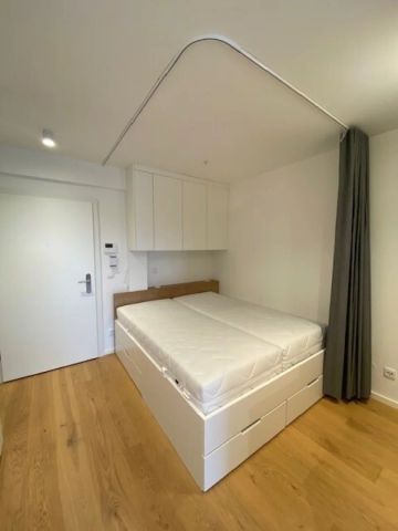 VOLLMÖBLIERTE Singlewohnung mit Balkon und Blick in den grünen Kurpark! Strom, Heizung, Internet und Fitness inklusive! - Concierge im Haus. AB MAI! - Photo 2