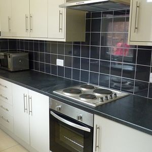 High Standard Four Bedroom Student Property - Photo 2