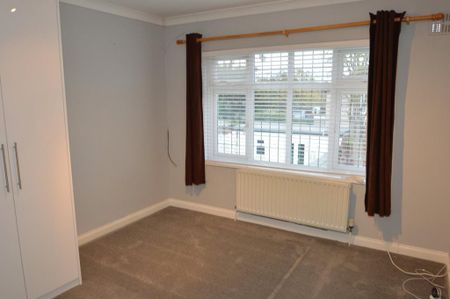4 bedroom semi-detached house to rent - Photo 3