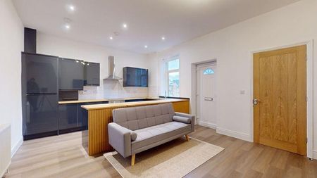 1 bedroom in a house share to rent - Photo 2