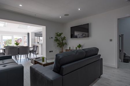 6 bedroom terraced house to rent - Photo 2