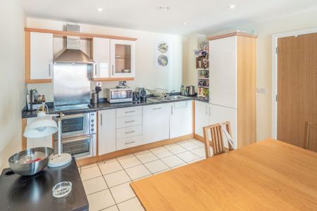 2 bedroom flat to rent - Photo 4