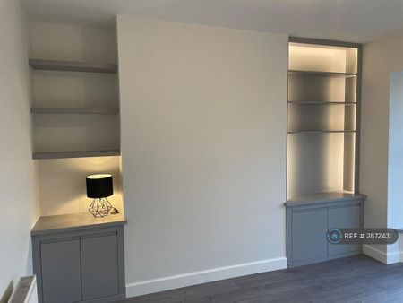 4 bedroom semi-detached house to rent - Photo 3