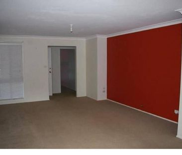 Spacious & Comfortable 4 Bedroom Family Home with carport - Photo 2