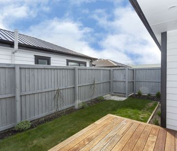 Near New Spacious 2 Bedroom Townhouse! - Photo 1