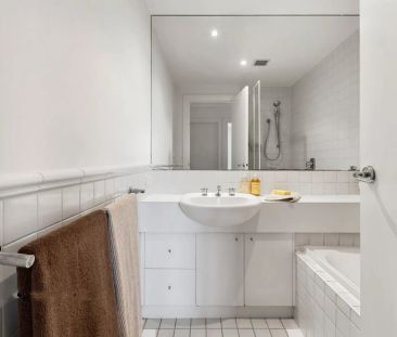 Spacious and Bright Apartment with Spectacular Foreshore Appeal! - Photo 6