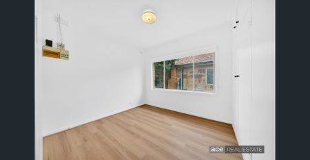 Spacious Contemporary Family Home in Prime Greensborough Location - Photo 5