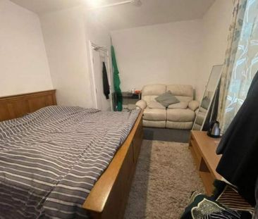 1 bedroom in a flat share to rent - Photo 5