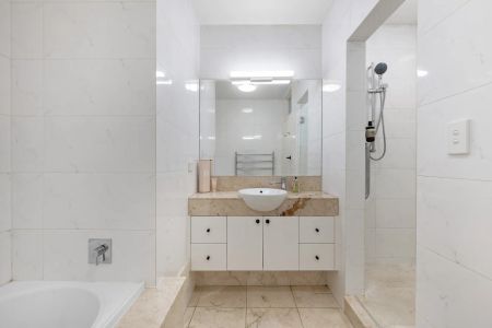 Elegant Garden Residence with Northerly Views in Toorak's Prestigious River Precinct - Partially Furnished - Photo 5