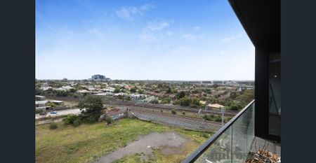 Modern Riverside Apartment with Unbeatable Convenience - Photo 4