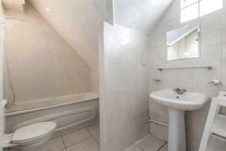 2 bedroom flat in Hampstead - Photo 4