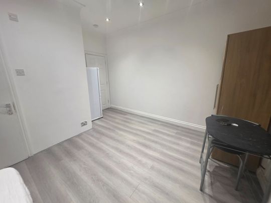Studio Flat, Ashurst Drive, IG6 - Photo 1