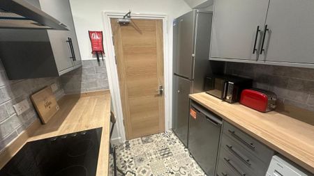 1 bedroom in a house share to rent - Photo 2
