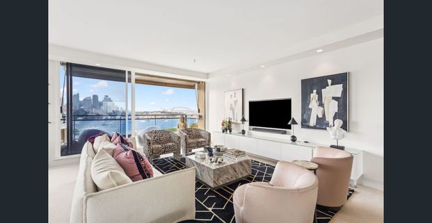 Immaculately Presented Two Bedroom Apartment with Stunning Harbour Views - Photo 1
