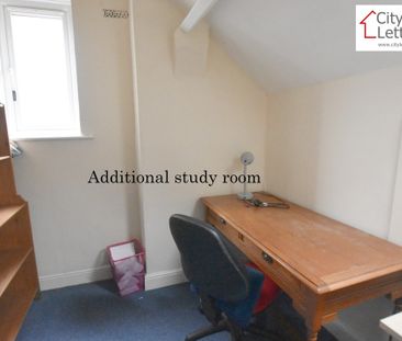 4 Bedroom Mid Terraced House - Photo 1