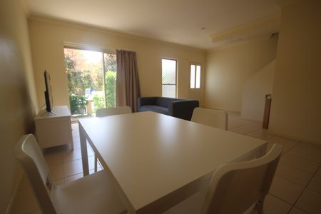 3/24 Brisbane Street, St Lucia QLD 4067 - Townhouse For Rent | Domain - Photo 3