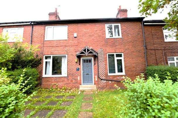 4 bedroom House in Langdale Avenue, Leeds - Photo 1