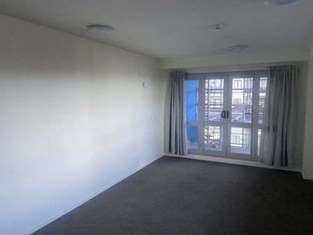 Great City location with carpark - Photo 3