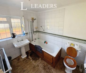 3 bedroom house to rent St. Lukes Close, Thurnby, LE7 - Photo 3