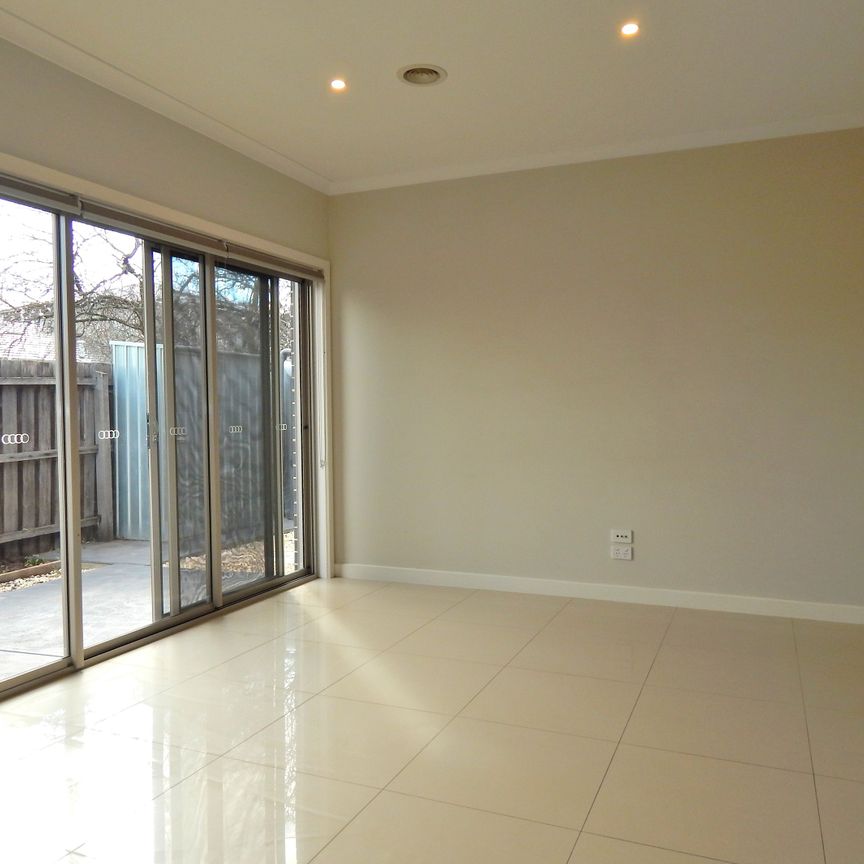 Luxury Townhouse in Prime Location! - Photo 1