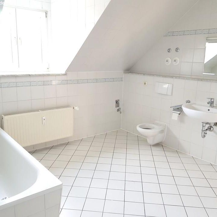 Lichtdurchflutete und großzügige 2-Zimmer-Dachgeschosswohnung im begehrten Stadtteil Schlosschemnitz - Photo 1