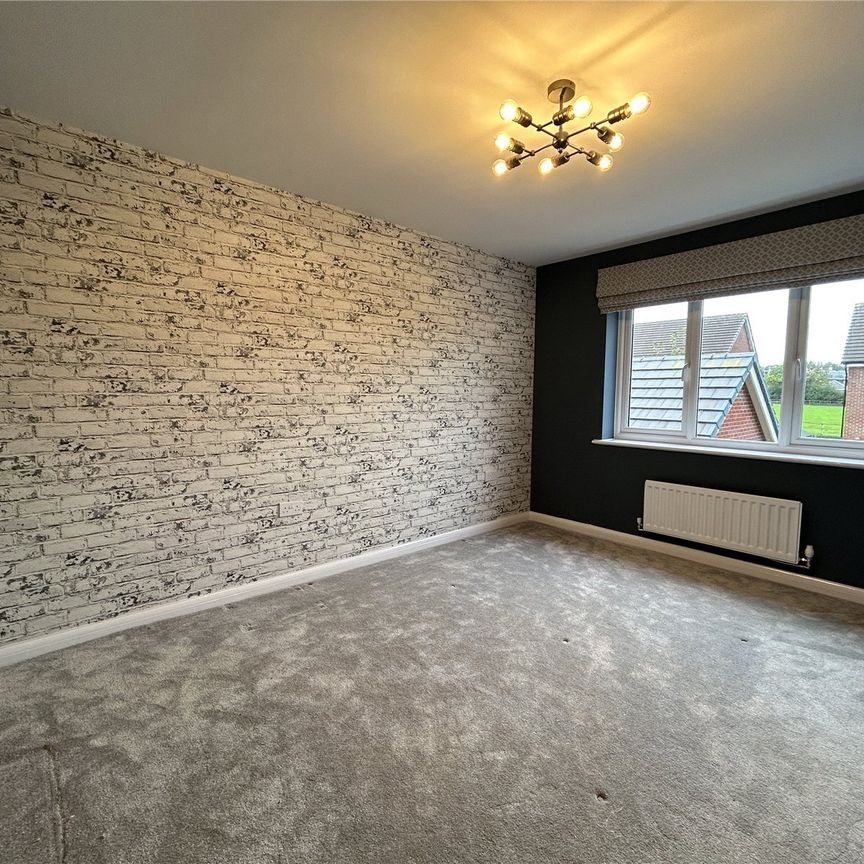 Elizabeth Close, Wellington, Somerset, TA21 - Photo 1