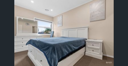 Modern 3-Bedroom Home with Park Access, Walk to Shops and Station in Hoppers Crossing - Photo 3