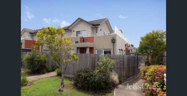 A Modern Top-Level Apartment with Stunning City Views - Photo 1