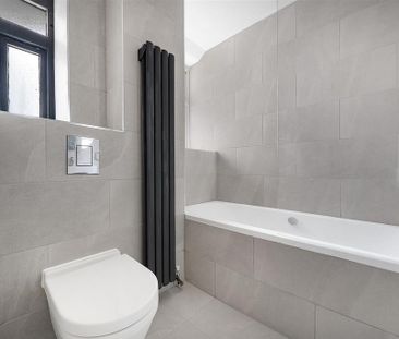 4 bedroom flat to rent - Photo 2