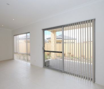 Low maintenance, perfect location, available now - Photo 2