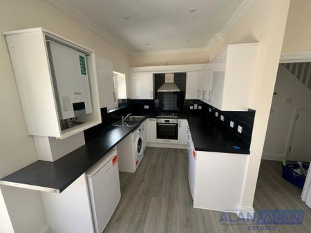 3 bedroom flat to rent - Photo 4
