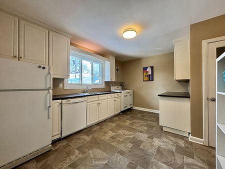 For Lease - 1052 FISHER Avenue, Dows Lake - Civic Hospital and Area, Ontario - Photo 3