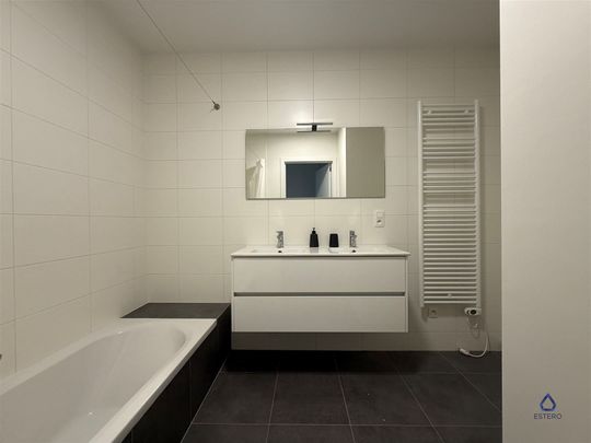 Ruim 2-slaapkamerappartement nabij het bruisende Eilandje - Photo 1