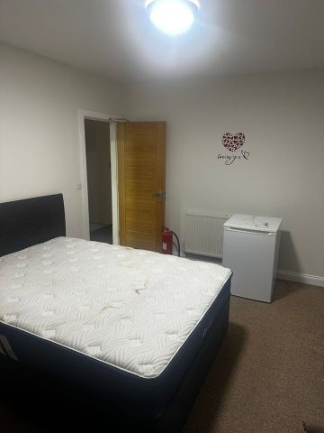 4 Bed Semi-Detached House, West Way, NW10 - Photo 4