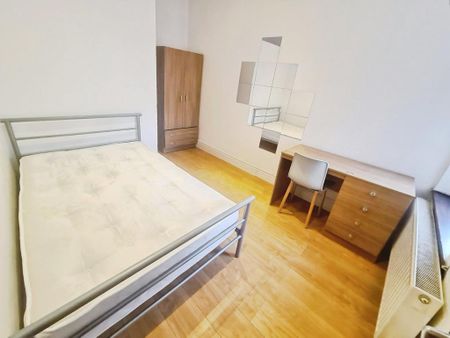 4 bedroom semi-detached house to rent - Photo 2