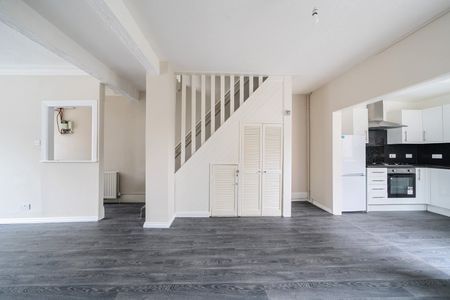 Terraced House to rent - Liffler Road, London, SE18 - Photo 5