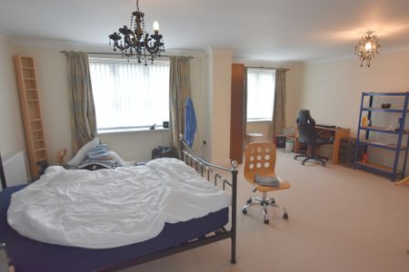 4 Bedroom Mid Terraced House - Photo 3