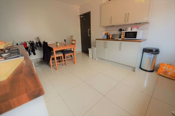 2 bedroom House in Brudenell Grove, Leeds - Photo 1