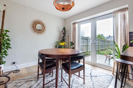 4 Bed Semi-Detached House, Warren Avenue, SO16 - Photo 2