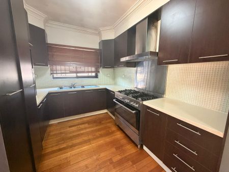 Stylish 3-Bedroom Family Home in Prime Guildford Location!! - Photo 3