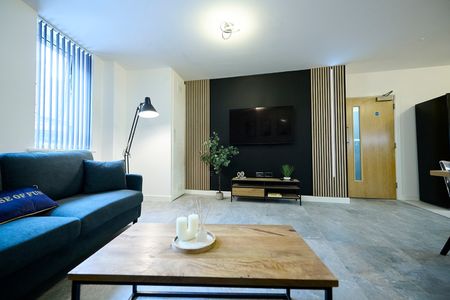 7 Bed Flat, Princess House, S1 - Photo 2