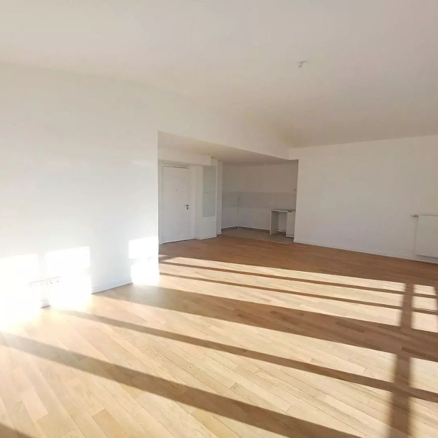 location Appartement T4 DE 102.8m² À COURBEVOIE - Photo 1