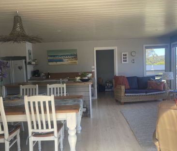 Immaculately presented modern home – Heart of White Beach - Photo 2