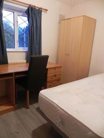 4 bedroom semi-detached house to rent - Photo 4