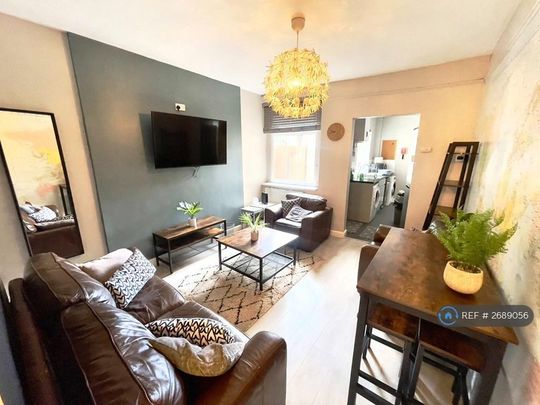 1 bedroom in a house share to rent - Photo 1