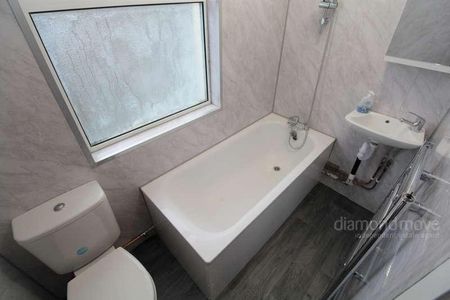 The Crescent, Harlington, UB3 - Photo 2