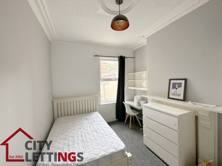 8 Bedroom Mid Terraced House - Photo 5
