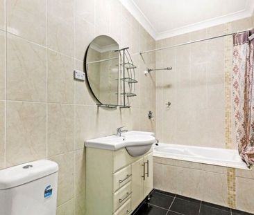 Modern 3 Bedroom Townhouse - Photo 3