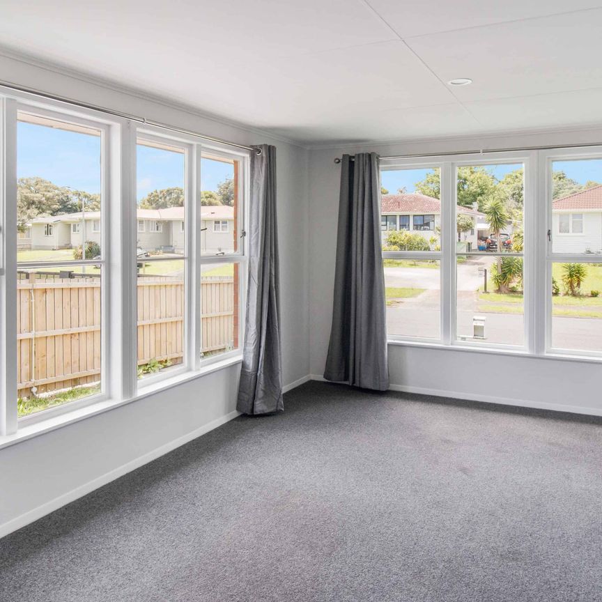 Sunny brick home in a super convenient location! - Photo 1