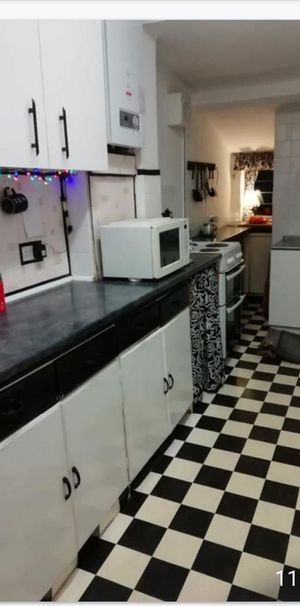 1 bedroom in a house share to rent - Photo 1